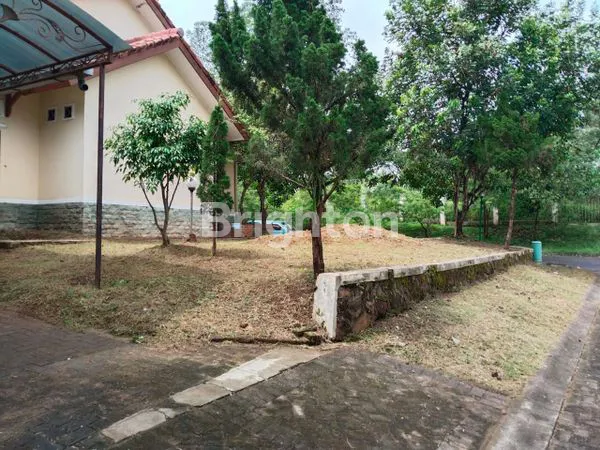 image RUMAH HALAMAN LUAS POSISI HOOK DI GRAHA TAMAN BUNGA BSB CITY SEMARANG (2)