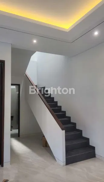 image RUMAH MODERN MINIMALIS HOOK DI MANYAR  (5)