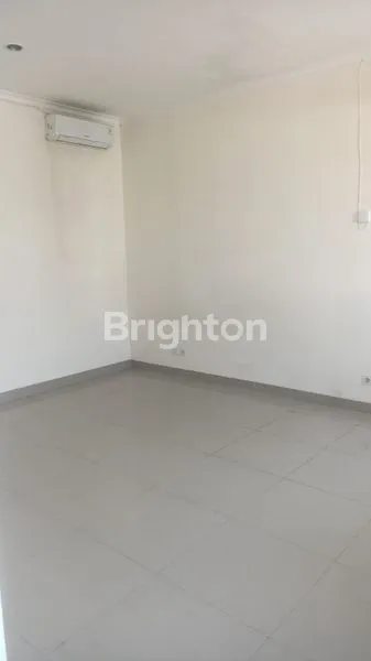 image RUMAH DIKONTRAKAN CLUSTER ONE GATE SYSTEM DI PARAMOUNT VILLAGE (3)