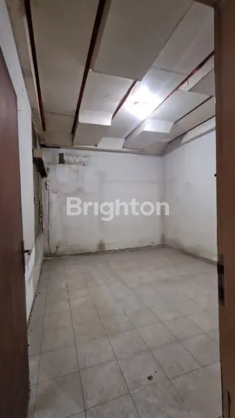 image DIJUAL RUMAH TUA LOKASI BAGUS BEBAS BANJIR SIAP DIBANGUN JAKARTA BARAT (5)