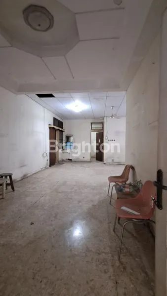 image DIJUAL RUMAH TUA LOKASI BAGUS BEBAS BANJIR SIAP DIBANGUN JAKARTA BARAT (4)