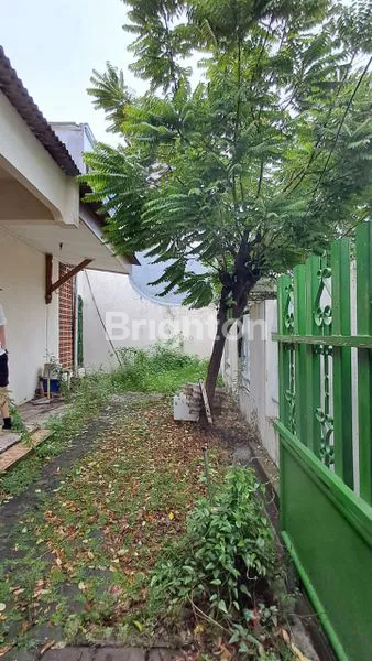 image DIJUAL RUMAH TUA LOKASI BAGUS BEBAS BANJIR SIAP DIBANGUN JAKARTA BARAT (2)