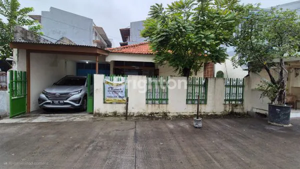 image DIJUAL RUMAH TUA LOKASI BAGUS BEBAS BANJIR SIAP DIBANGUN JAKARTA BARAT (1)