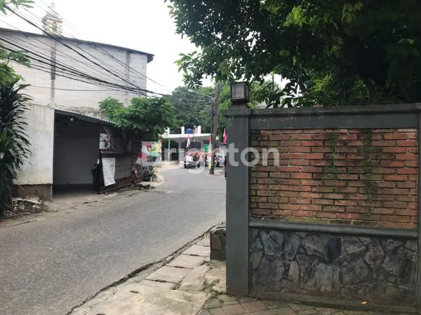 image DIJUAL RUMAH LAHAN LUAS LIMO DEPOK (3)