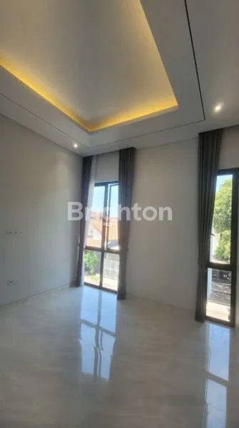 image RUMAH MODERN MINIMALIS HOOK DI MANYAR (3)