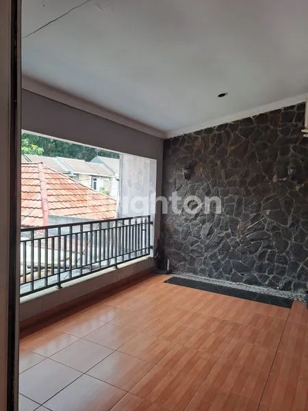 image HUNIAN MEWAH 2 LANTAI DENGAN AREA TERBUKA LUAS DI VILA BOGOR INDAH 5  DAPATKAN KENYAMANAN TINGGAL DI SALAH SATU KAWASAN PALING DICARI DI BOGOR. RUMAH INI MENAWARKAN RUANG YANG SANGAT LAPANG DENGAN LUAS TANAH 226 M  2  , MEMBERIKAN ANDA KEBEBASAN UNTUK MEM (3)