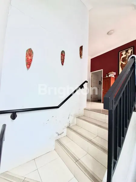 image HUNIAN MEWAH 2 LANTAI DENGAN AREA TERBUKA LUAS DI VILA BOGOR INDAH 5  DAPATKAN KENYAMANAN TINGGAL DI SALAH SATU KAWASAN PALING DICARI DI BOGOR. RUMAH INI MENAWARKAN RUANG YANG SANGAT LAPANG DENGAN LUAS TANAH 226 M  2  , MEMBERIKAN ANDA KEBEBASAN UNTUK MEM (5)