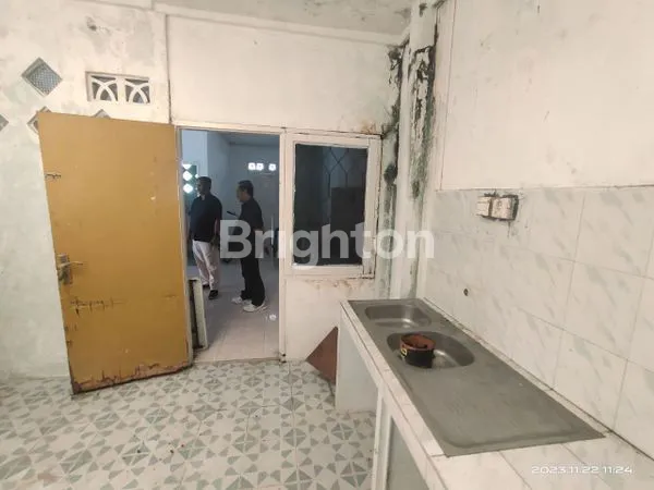 image RUMAH POSISI HOOK DEKAT KOLAM RENANG REGENCY (8)