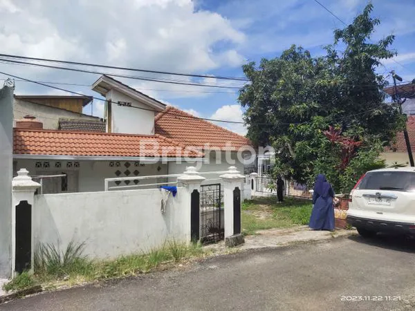 image RUMAH POSISI HOOK DEKAT KOLAM RENANG REGENCY (1)