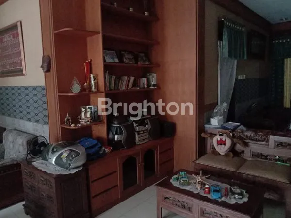 image RUMAH 2 LANTAI HUNIAN LUAS DAN IKONIK DI TENGAH KOTA (3)