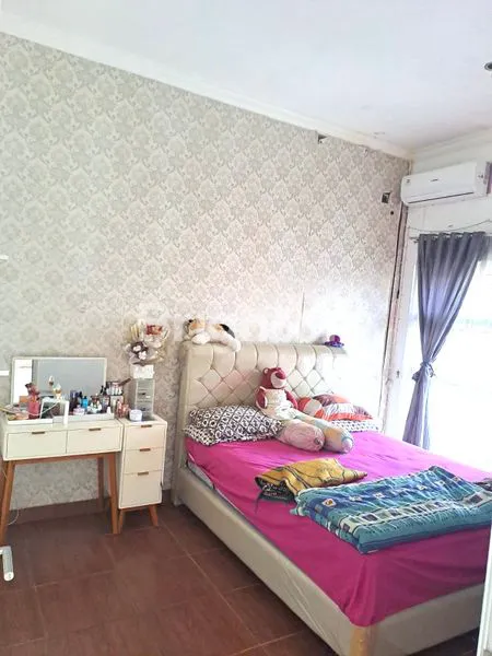 image HUNIAN MEWAH 2 LANTAI DENGAN AREA TERBUKA LUAS DI VILA BOGOR INDAH 5  DAPATKAN KENYAMANAN TINGGAL DI SALAH SATU KAWASAN PALING DICARI DI BOGOR. RUMAH INI MENAWARKAN RUANG YANG SANGAT LAPANG DENGAN LUAS TANAH 226 M  2  , MEMBERIKAN ANDA KEBEBASAN UNTUK MEM (4)