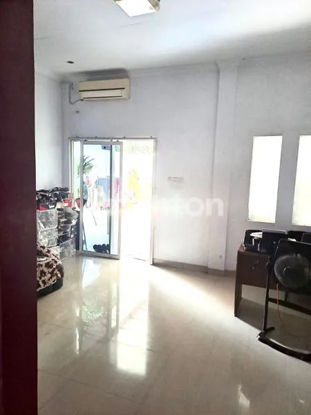 image HUNIAN MEWAH 2 LANTAI DENGAN AREA TERBUKA LUAS DI VILA BOGOR INDAH 5  DAPATKAN KENYAMANAN TINGGAL DI SALAH SATU KAWASAN PALING DICARI DI BOGOR. RUMAH INI MENAWARKAN RUANG YANG SANGAT LAPANG DENGAN LUAS TANAH 226 M  2  , MEMBERIKAN ANDA KEBEBASAN UNTUK MEM (5)