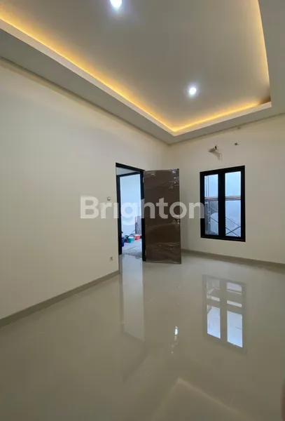 image DIJUAL RUMAH BARU MINIMALIS MODERN 2 LANTAI BAGUS DI RUNGKUT HARGA 1,7M - LAYOUT LEGA DAN NYAMAN (5)