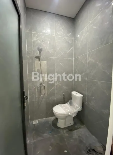 image DIJUAL RUMAH BARU MINIMALIS MODERN 2 LANTAI BAGUS DI RUNGKUT HARGA 1,7M - LAYOUT LEGA DAN NYAMAN (8)