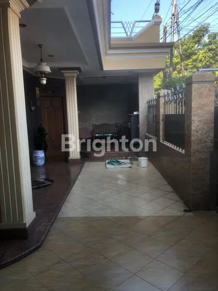 image RUMAH MEWAH DI DARMO BARU, LT 240M², 5+1 KAMAR (3)