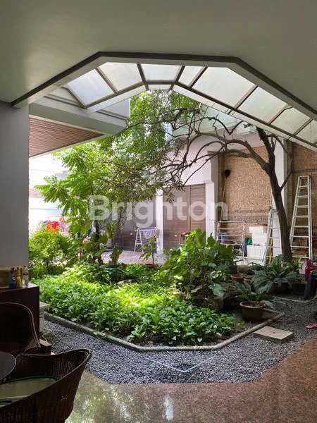 image RUMAH MEWAH 2.5 LANTAI DI CEMPAKA, LT 1080M², 6+1 KT (1)