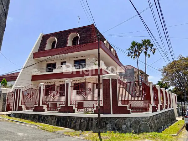 RUMAH MEWAH 6 KM DI DEKAT MALL DAN UNIVERSITAS