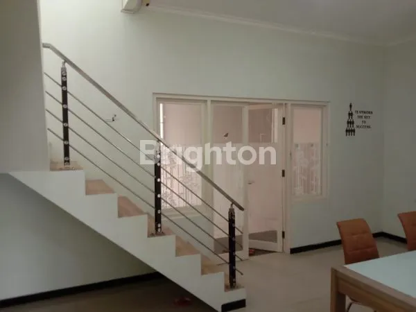 image RUMAH 2 LANTAI BAGUS SIAP HUNI PERUMAHAN GREEN LEAF PANDUGO RUNGKUT DEKAT PURIMAS (5)