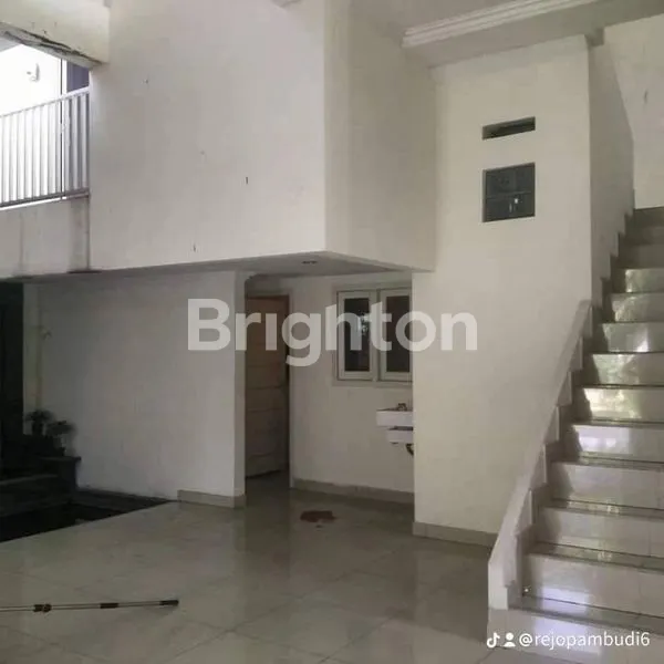 image RUMAH CANTIK DI FESTIVE GARDEN, LT 230M², 4KT+4KM (2)