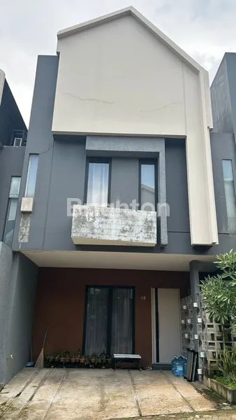 image DIJUAL RUMAH 3 LANTAI FULLY FURNISHED PONDOK CABE ILIR - 3 KT, ROOFTOP, CARPORT 2 MOBIL, BISA TAKE OVER KPR (1)