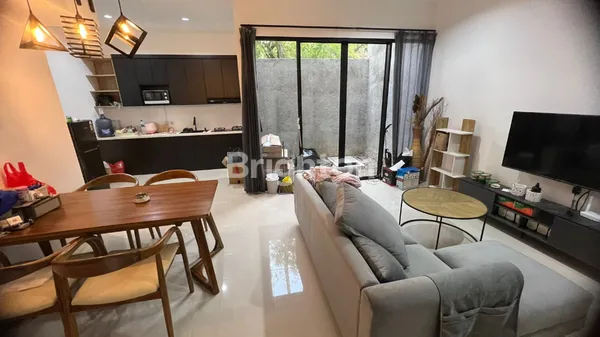 image DIJUAL RUMAH 3 LANTAI FULLY FURNISHED PONDOK CABE ILIR - 3 KT, ROOFTOP, CARPORT 2 MOBIL, BISA TAKE OVER KPR (2)