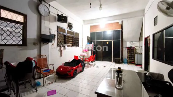 image RUMAH JELAMBAR 3 LANTAI BISA HUNIAN DAN USAHA  (4)