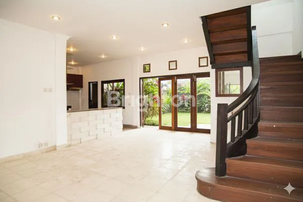 image DIJUAL RUMAH STYLE VILLA DI IMAM BONJOL  (8)