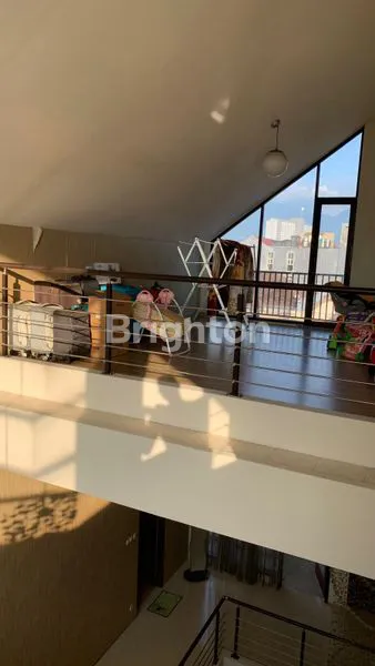 image RUMAH MEWAH 3 LANTAI SIAP HUNI LOKASI TENGAH KOTA AREA LOWOKWARU DEKAT KEMANA-MANA AREA BEBAS BANJIR (8)