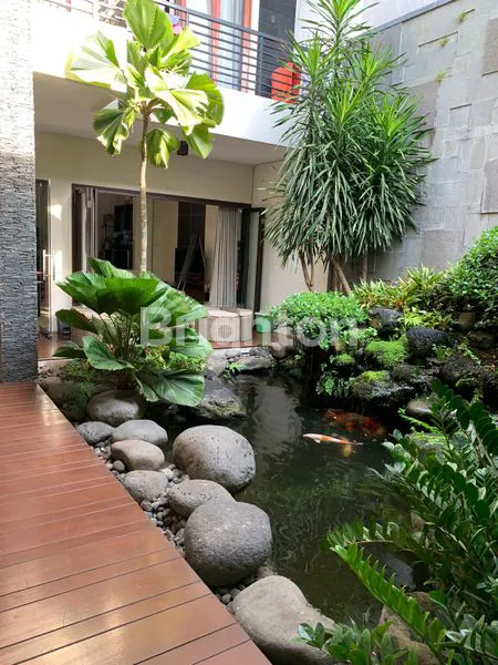 image RUMAH MEWAH 3 LANTAI SIAP HUNI LOKASI TENGAH KOTA AREA LOWOKWARU DEKAT KEMANA-MANA AREA BEBAS BANJIR (4)