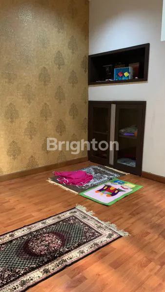 image RUMAH MEWAH 3 LANTAI SIAP HUNI LOKASI TENGAH KOTA AREA LOWOKWARU DEKAT KEMANA-MANA AREA BEBAS BANJIR (5)