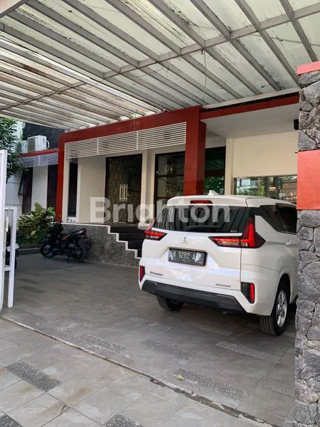 image RUMAH MEWAH 3 LANTAI SIAP HUNI LOKASI TENGAH KOTA AREA LOWOKWARU DEKAT KEMANA-MANA AREA BEBAS BANJIR (2)