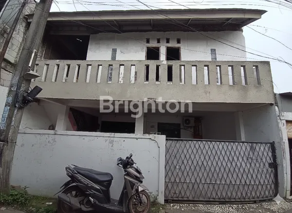 image RUMAH BESAR 4 KT / 2 KM DUA LANTAI! MUAT 1 MOBIL + 3 MOTOR – COCOK UNTUK KELUARGA BESAR (1)