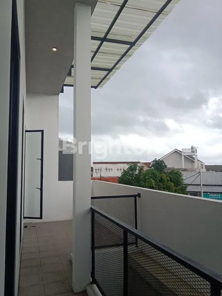 image RUMAH MEWAH 2 LANTAI LT 240M² DI TANAH MAS (8)