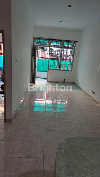 image RUMAH STRATEGIS DI JELAMBAR 2 LANTAI DAN GARASI MOBIL (2)