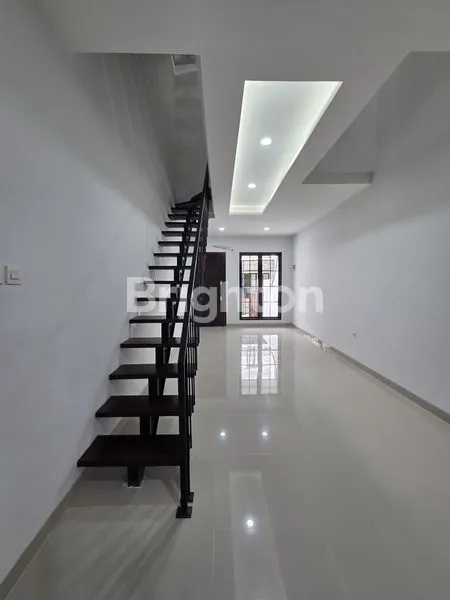 image RUMAH BARU CANTIK 3 LANTAI TAMAN RATU  (2)