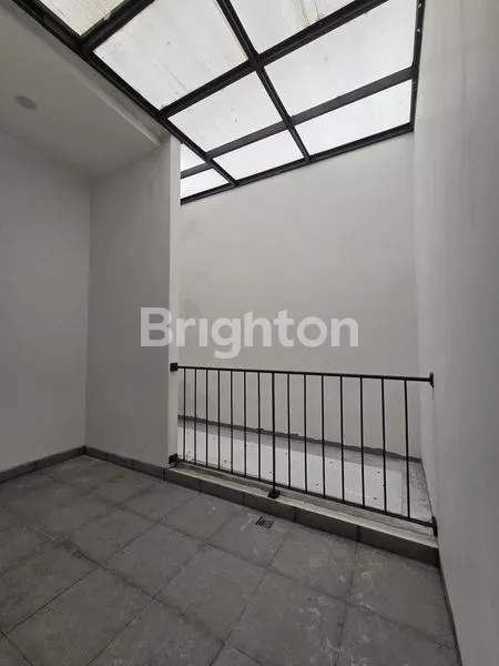 image RUMAH BARU CANTIK 3 LANTAI TAMAN RATU  (8)