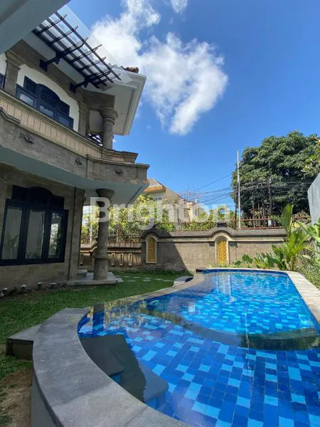 DIJUAL RUMAH MEWAH 2 LANTAI DI RENON – LOKASI PREMIUM & STRATEGIS