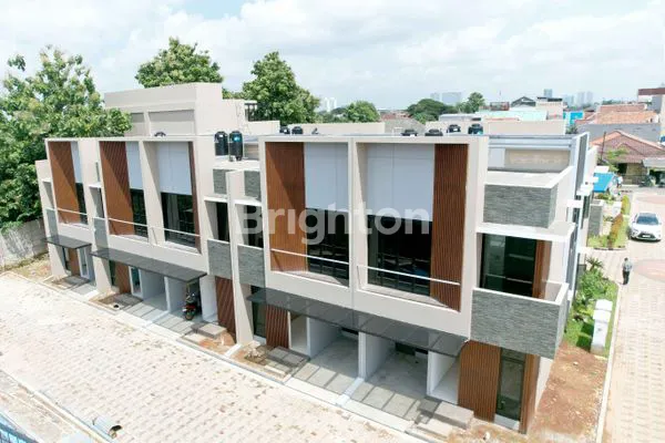image RUMAH MEWAH 2 LT PURI KEMBANGAN (2)