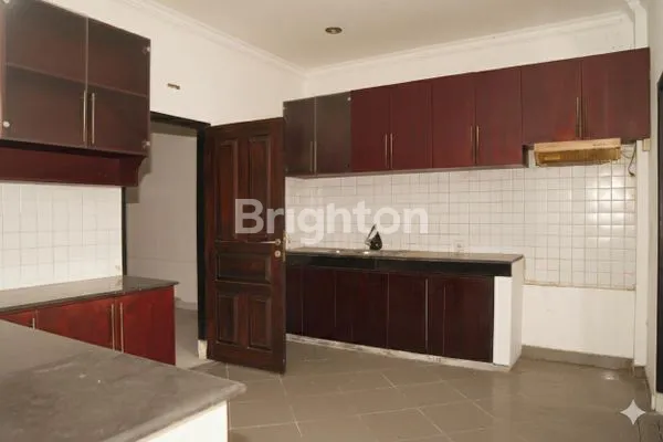 image DIJUAL RUMAH MEWAH + SWIMMING POOL – LOKASI PREMIUM IMAM BONJOL  (6)