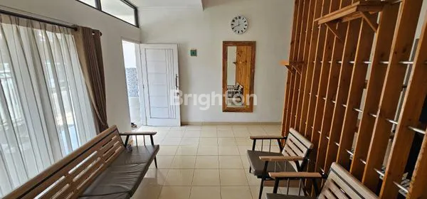 image TERMURAH DI KELASNYA, RUMAH 2 LANTAI FULLY FURNISHED DI PERMATA ROYAL GARDEN, MALANG – NYAMAN & SIAP HUNI (3)