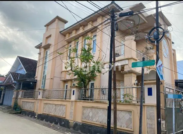 image RUMAH ARSITEKTUR VICTORIAN DI TENGAH KOTA SAMARINDA (1)