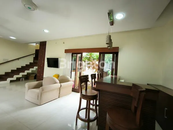 image VILLA 2 LANTAI 2 BR FULLY FURNISHED DENGAN ROOFTOP DI MUMBUL (3)