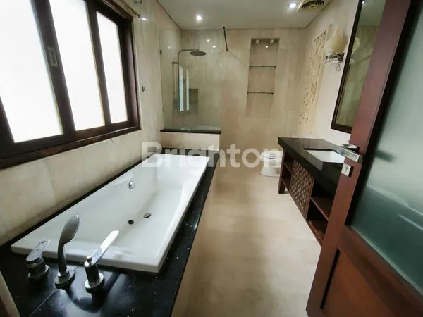 image VILLA 2 LANTAI 2 BR FULLY FURNISHED DENGAN ROOFTOP DI MUMBUL (6)