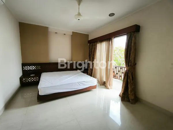 image VILLA 2 LANTAI 2 BR FULLY FURNISHED DENGAN ROOFTOP DI MUMBUL (5)