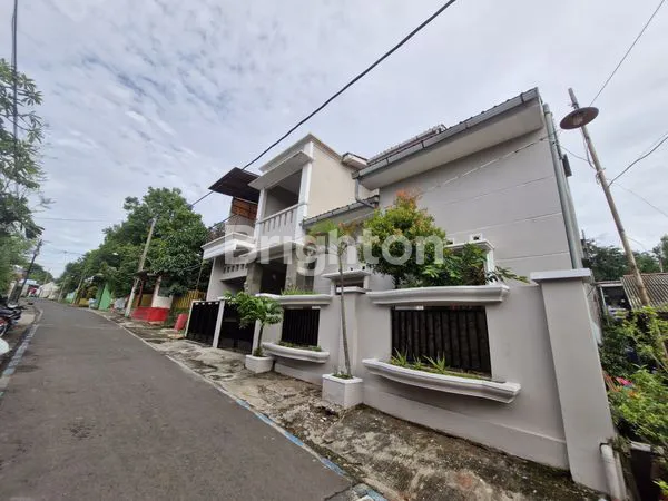 JUAL RUMAH CANTIK 2 LANTAI SANGAT STRATEGIS