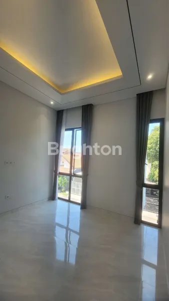 image RUMAH MODERN MINIMALIS BARU DI MANYAR PUSAT KOTA SURABAYA (3)