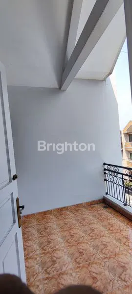 image RUMAH 3 LANTAI JANUR ASRI SIAP HUNI LOKASI STRATEGIS (5)