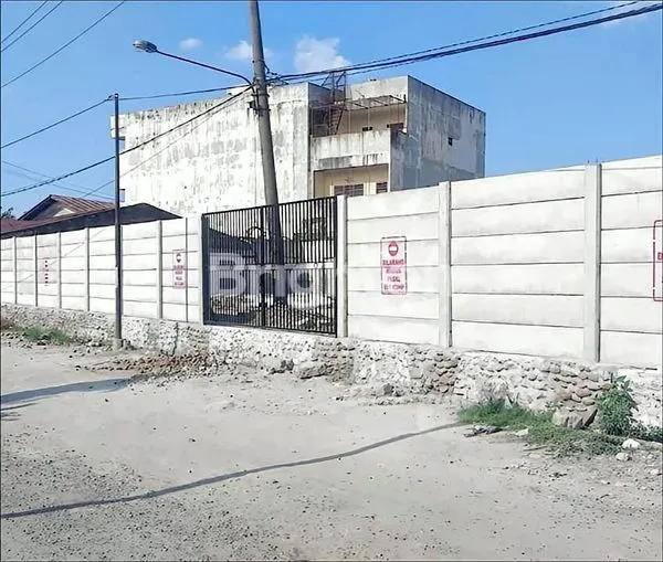 image DISEWAKAN TANAH JL GURU SINUMBA DAERAH KARYAWAN TEMBOK KELILING COCOK UNTUK BANGUN LAPANGAN PADEL,TENNIS, BULUTANGKIS,FUTSAL ,GUDANG  (1)