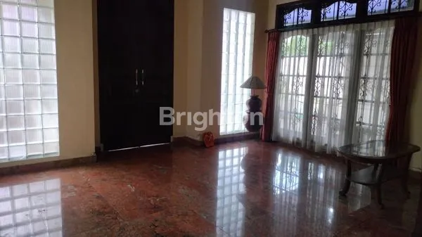 image RUMAH MEWAH 2 LANTAI DI RENON – LT 400 M², 5 KAMAR, TAMAN LUAS (2)