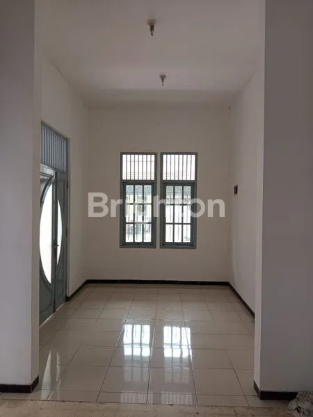 image RUMAH LUAS 4 KAMAR DI SULFAT | BISA JUAL ATAU SEWA (2)